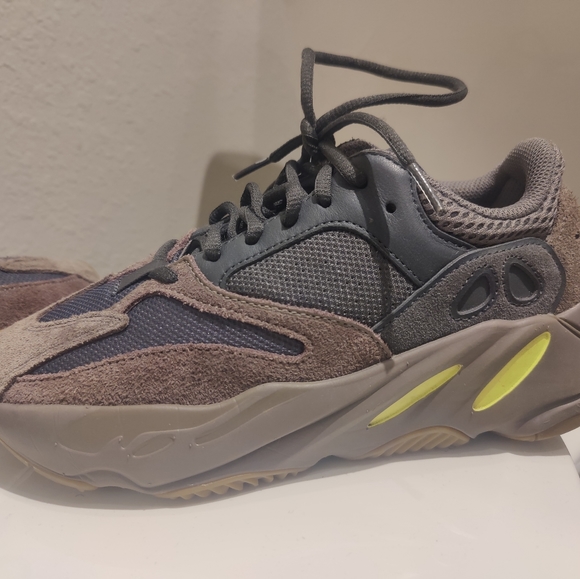 Adidas Yeezy 700 Mauve sz 6 main image 5
